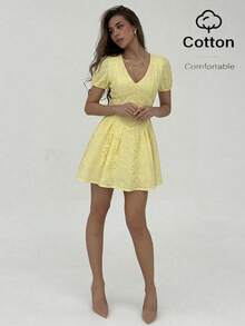 Aloruh 女士镂空刺绣V领荷叶边下摆度假迷你连衣裙，带泡泡袖 - 黃色 - 查看 6
