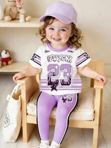 SHEIN Playful Pals 2件套女童休闲创意时尚紫色23号火焰星条纹图案纽约字母印花短袖T恤和打底裤套装，适合春、夏、秋季日常穿着，舒适百搭。 - 彩色 - 查看 3