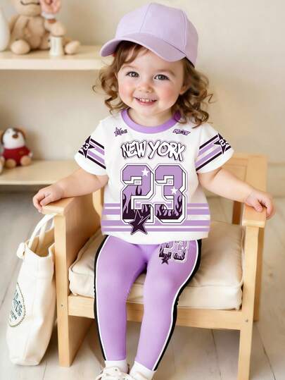 SHEIN Playful Pals 2件套女童休闲创意时尚紫色23号火焰星条纹图案纽约字母印花短袖T恤和打底裤套装，适合春、夏、秋季日常穿着，舒适百搭。