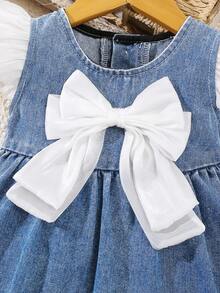 SHEIN Vintaside Kids 女婴牛仔背带裙，夏季新品，休闲可爱，浅蓝色牛仔布，夏季度假，蝴蝶结装饰，水洗效果，无袖，宽松A字版型，柔软棉质牛仔面料，日常穿着，夏季度假，外出，派对，夏季棉质牛仔，假日出行 - 淺色水洗藍 - 查看 5