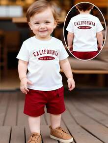 SHEIN Playful Pals 嬰兒男童運動休閒套裝，酒紅色英文字圖案圓領白色短袖寬鬆T恤搭配酒紅色工裝口袋運動短褲套裝，兒童服飾 - 彩色 - 查看 5