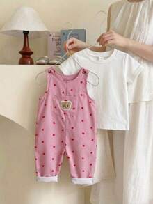 SHEIN Conjunto informal y cómodo de niña bebé con camiseta y pantalones tipo babero con estampado de oso y corazón, para primavera/verano - Rosa - Ver 1