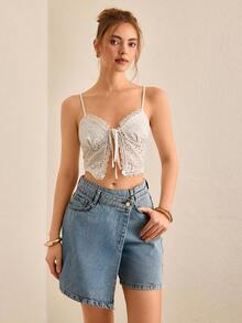 CasuGlow Shorts jeans femininos assimétricos com bainha desfiada e frente envolvente - Lavagem leve - Ver 3