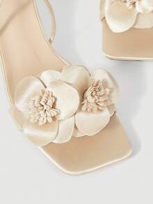 SheIn MOD Sandales à talons hauts élégantes de style féérique romain pour dames, avec fleurs de sardine champagne et talon carré - Champagne - Voir 5