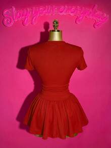 Slaydiva 2025春夏新款波西米亚音乐节复活节休闲日常海滩度假派对街头时尚性感甜美可爱Y2K白色纹理弹力针织面料黑色复古汽车图案复古印花圆领短袖露脐紧身T恤搭配白色弹力腰褶皱迷你裙短裤两件套女装 - 紅色 - 查看 2