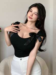 Joudiya تي شيرت نسائي ضيق بأكمام قصيرة مع تصميم ظهر مكشوف وأشرطة فيونكة علوي معلق - الأسود - مشاهدة 5