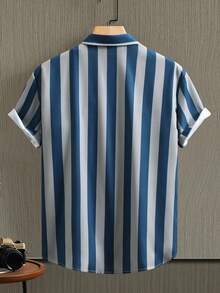 Manfinity Homme Camisa casual de manga corta con botones delanteros y estampado de rayas (corte irregular) - Multicolor - Ver 2