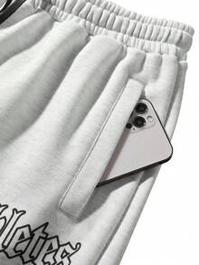 Manfinity Roghcode Pantalones cortos sueltos para hombres con cordón en la cintura y estampado gráfico de fuego y letras - Gris Claro - Ver 4