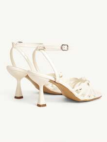 CUCCOO CHICEST Sandalias de tacón alto con múltiples correas anudadas y punta cuadrada para mujer, tacones de aguja dorados brillantes y con estilo sexy para discoteca, fiesta, festival de música en Navidad - Charol blanquecino - Ver 4