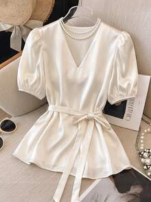 Lyxana Blouse ample en satin blanc perlé à encolure en V et manches à volants, avec ceinture, style élégant français pour femmes en été - Blanc - Voir 1
