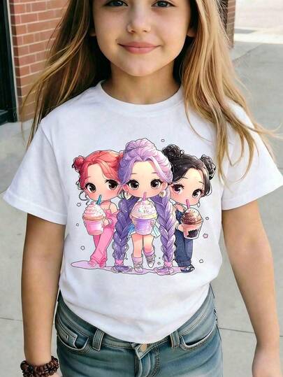 女童可爱卡通韩流女团3人组图案印花圆领短袖休闲上衣，适合日常玩耍、旅行或度假穿着。