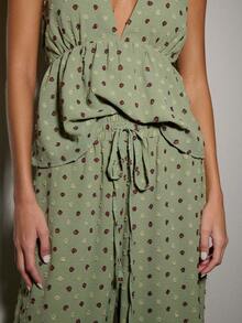 这款两件套包含一件无袖V领荷叶边上衣和一条配套阔腿裤，采用轻盈的波点纹理面料制成。飘逸透气，修身显瘦，这套搭配完美，是夏季、春季和日常穿搭的理想之选。无论是度假装扮、海滩造型、休闲时尚风，还是轻松打造从白天到夜晚的优雅造型，它都是您的理想之选。 - 綠色 - 查看 6