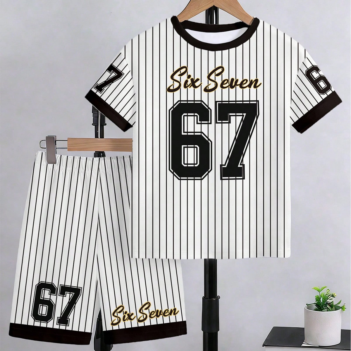 Set de 2 piezas de camiseta de manga corta con estampado de rayas y letras 67 y pantalones cortos casuales y creativos para niños, uso cómodo para p