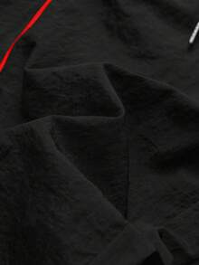 RISE LYT 男士黑色七分运动裤，红色滚边和拉链细节，防风裤，男士运动裤，尼龙裤，降落伞裤，运动裤 - 黑色 - 查看 3