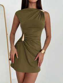 Aloruh 女士纯色金属装饰褶皱优雅腰部迷你连衣裙，适合约会和派对 - 軍綠色 - 查看 6