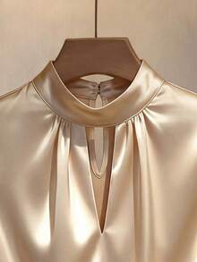 Lyxana Camizolă elegantă din satin pentru femei, plisată, cu nasturi decorativi, talie strânsă, bluză din satin cu drapaj, bluză elegantă aurie din satin fără mâneci, bluză luxoasă din satin, bluză elegantă din satin, bluză din satin șampanie, bluză din satin cu guler drapat, bluză din satin auriu, rochie elegantă formală luxoasă din satin șampanie, bluză elegantă de vară pentru femei - Bej - Vizualizare 3