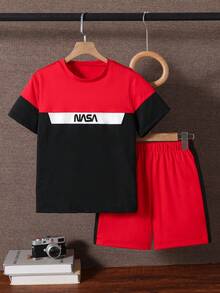Bộ 2 món gồm áo thun và quần short thời trang cho bé trai tuổi teen, chất liệu mềm mại và thoải mái, phù hợp cho các hoạt động ngoài trời, chụp ảnh, thể thao và nhiều dịp khác nhau. Bộ trang phục mùa hè sành điệu và đa năng, không thể thiếu cho các bé trai tuổi teen. - Đỏ - Xem 3