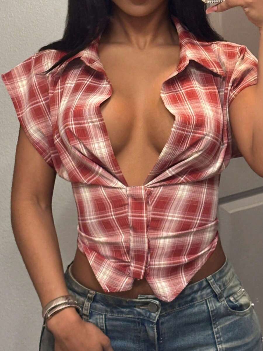 Slaydiva Mùa xuân mới, mùa hè, lễ hội âm nhạc, ngày Valentine, lễ Phục sinh, phong cách thường ngày, đơn giản và cơ bản kiểu Y2K, đường phố ngọt ngào, kỳ nghỉ du thuyền, hẹn hò hàng ngày, phong cách cô gái nóng bỏng, tiệc tùng gợi cảm, cổ áo polo cổ điển, cổ chữ V, tay áo ngắn, ve áo mở, vạt chữ V, nền đỏ, áo sơ mi kẻ caro màu mơ, áo sơ mi nữ -A
