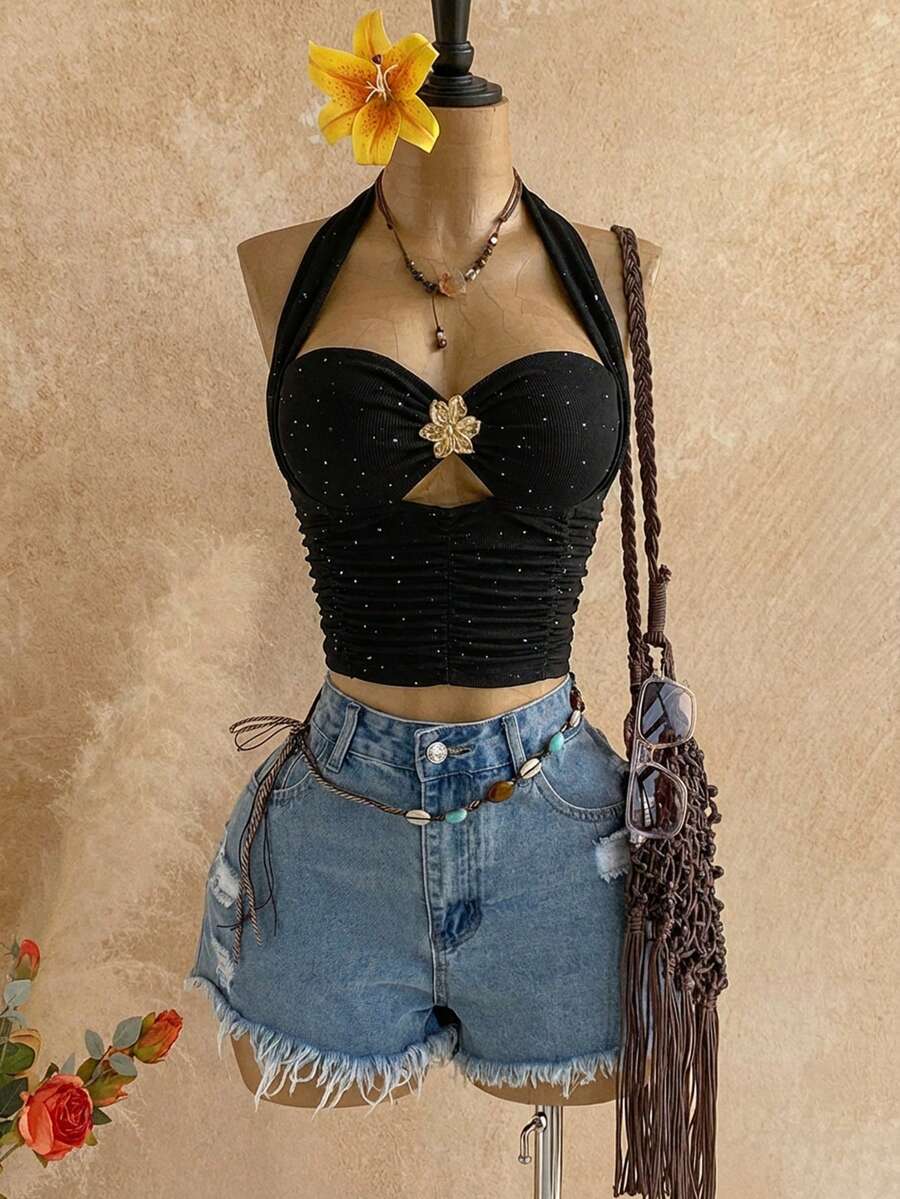 Soleia Blusa feminina casual ajustada com laço no pescoço e detalhes metálicos. - Preto - Ver 1