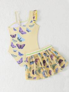 女童蝴蝶印花连体泳衣，黄色蝴蝶印花连体泳衣，全新夏季款式，亲肤速干。采用单肩荷叶边下摆和裙摆设计，完全遮盖臀部，防止走光。时尚甜美，是儿童海滩度假和泳池边装扮的理想之选。蝴蝶连衣裙，女童夏季服装，黄色吊带背心，黄色短裤，荷叶边春夏精选，儿童泳装，女童泳衣，儿童沙滩裙，女童蝴蝶泳衣，儿童沙滩装，女童夏季泳装，女童连体泳衣，女童带裙泳衣，女童夏季服装，女童夏季服装，女童沙滩裙。 - 黃色 - 查看 2