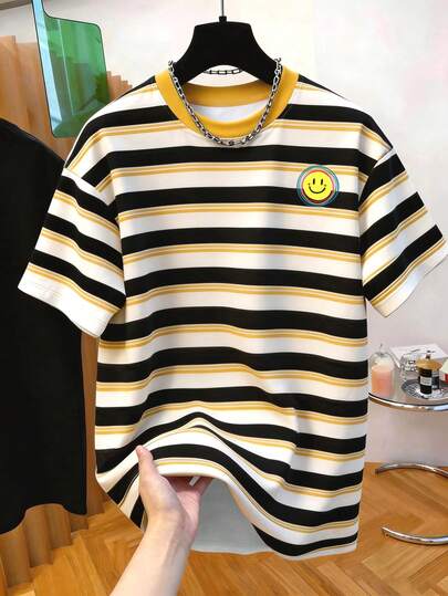 Chillumni 男士夏季复古街头风条纹T恤，黑白黄撞色圆领短袖，休闲宽松版型，适合假日、度假、节日外出穿着，饰有彩虹笑脸刺绣贴片；男士卡通笑脸条纹印花圆领短袖休闲T恤