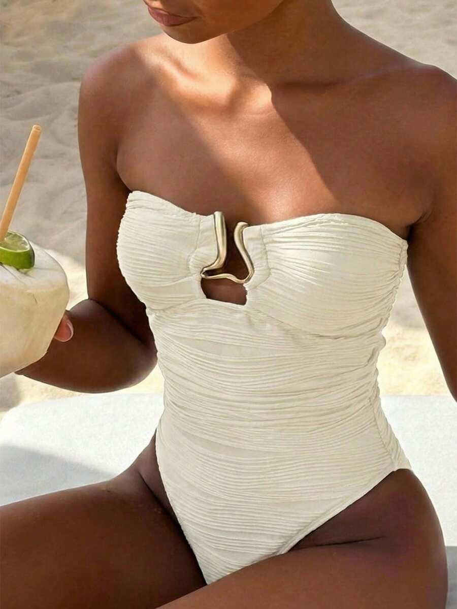 SHEIN Swim Chicsea 女士特殊面料纹理面料度假精致优雅不对称金属配饰波浪条纹连体衣 - 杏色 - 查看 1