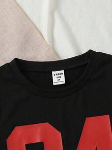SHEIN Streecool Kids 2件組小男孩字母94印花T恤與卡其色工裝短褲套裝，復古休閒男孩夏季穿搭 - 黑色 - 查看 3