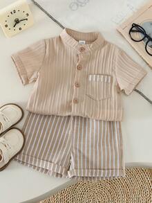 SHEIN Genkimix Kids 2件套宝宝第一个母亲节套装 - 白色条纹短袖衬衫（带领子和口袋），搭配卡其色宽松短裤 - 杏色 - 查看 3