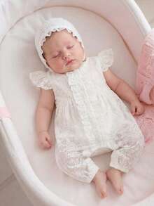 SHEIN 新生儿连体衣，缎面提花精致碎花图案，丝滑缎面面料，蕾丝边饰，短袖长裤款式，适合夏季、派对、度假、外出、拍照等场合，柔软宽松，舒适甜美，优雅大方。 - 白色 - 查看 1