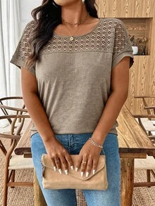 SHEIN Clasi 大码女式圆领短袖镂空设计优雅休闲通勤T恤，夏季穿着更显身材 - 棕色 - 查看 6