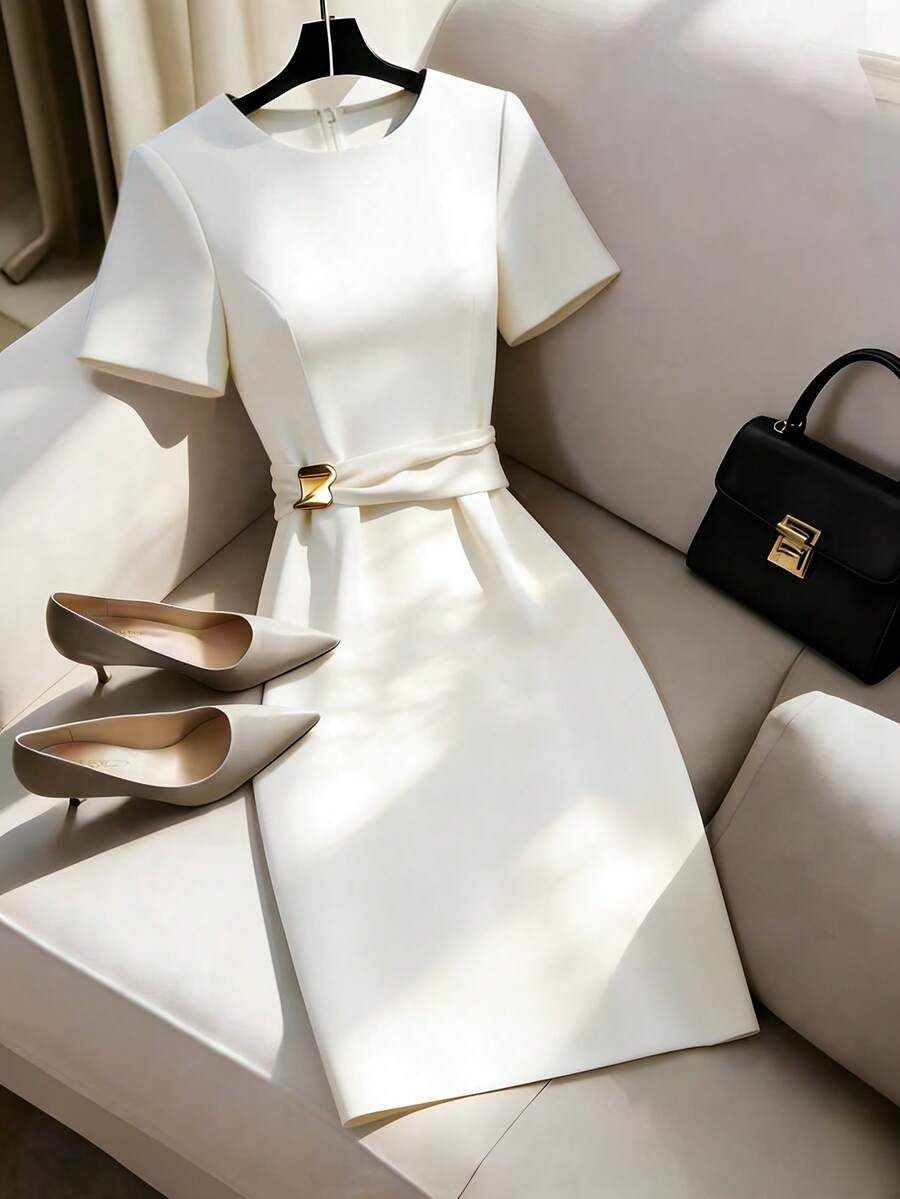 SHEIN Franclia 女士休闲优雅杏色修身圆领短袖连衣裙，配有金属扣腰带，适合日常穿着/新年/商务场合/通勤/休闲度假 - 杏色 - 查看 1