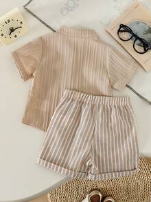 SHEIN Genkimix Kids 2件套宝宝第一个母亲节套装 - 白色条纹短袖衬衫（带领子和口袋），搭配卡其色宽松短裤 - 杏色 - 查看 2