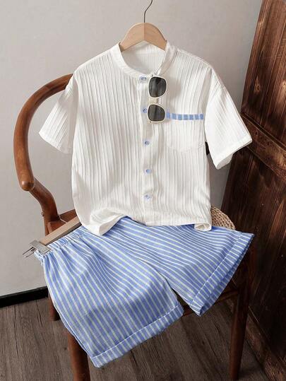 SHEIN Conjunto de 2 piezas para niños preadolescentes: camisa de cuello alto con textura a rayas y pantalones cortos a rayas, cómodo y de moda