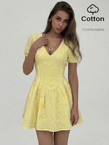 Aloruh 女士镂空刺绣V领荷叶边下摆度假迷你连衣裙，带泡泡袖 - 黃色 - 查看 5