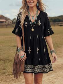 Wildy Đầm ngắn nữ phong cách BOHO màu đen dễ thương, chất liệu vải dệt, tay lửng và cổ chữ V, điểm nhấn là viền bèo nhún và họa tiết hoa. - màu đen - Xem 2