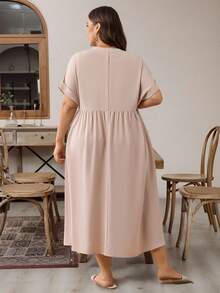 SHEIN Essnce 大码女装春夏时尚休闲宽松舒适日常百搭显瘦V领短袖杏色中长连衣裙，带口袋，夏季穿搭，简约风格 - 杏色 - 查看 2