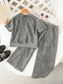 SHEIN Playful Pals 两件套女童针织牛仔套装，新款黑色水洗做旧休闲宽松可爱英文刺绣圆领针织牛仔上衣+宽松刺绣阔腿牛仔裤。时尚女孩必备单品，适合休闲、日常、上学、聚会、派对等场合。 - 淺灰色 - 查看 2