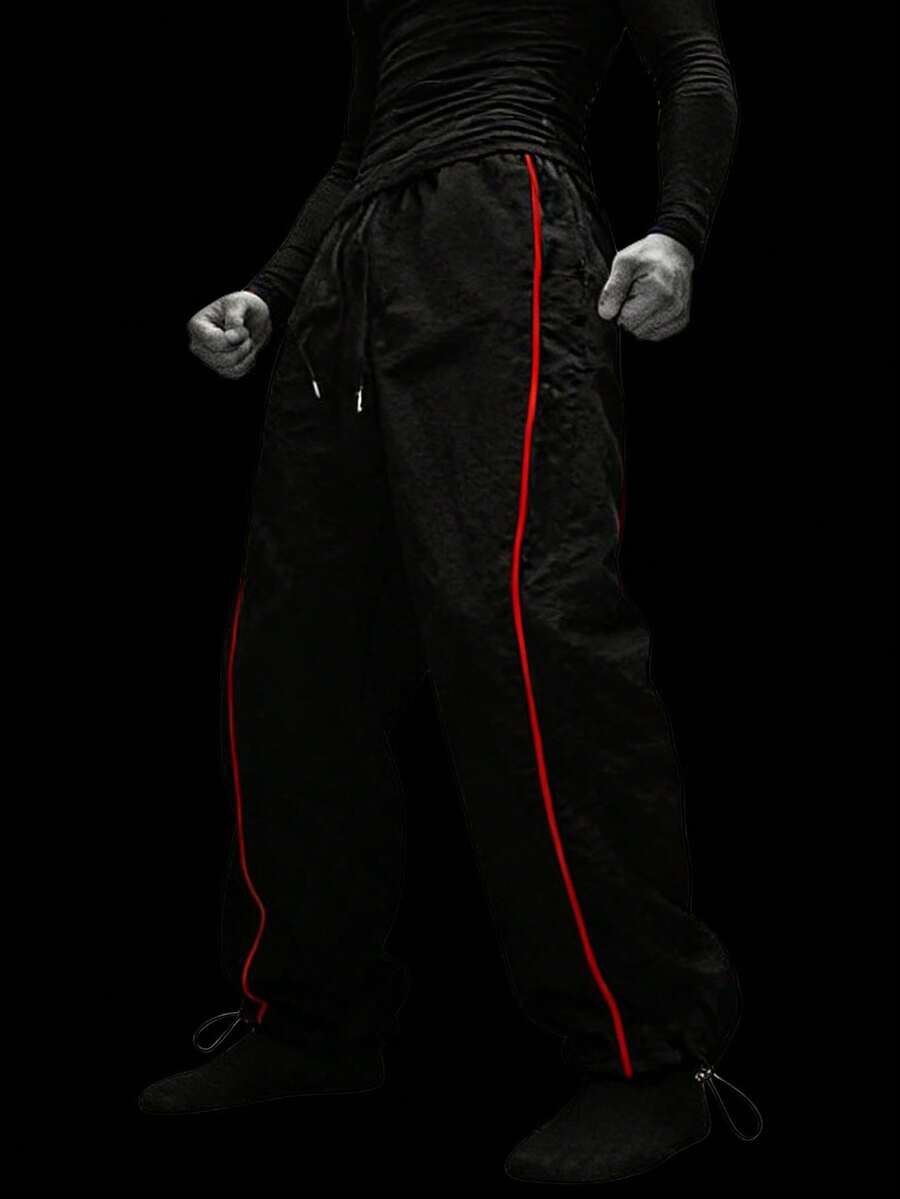 RISE LYT 男士黑色七分运动裤，红色滚边和拉链细节，防风裤，男士运动裤，尼龙裤，降落伞裤，运动裤 - 黑色 - 查看 1