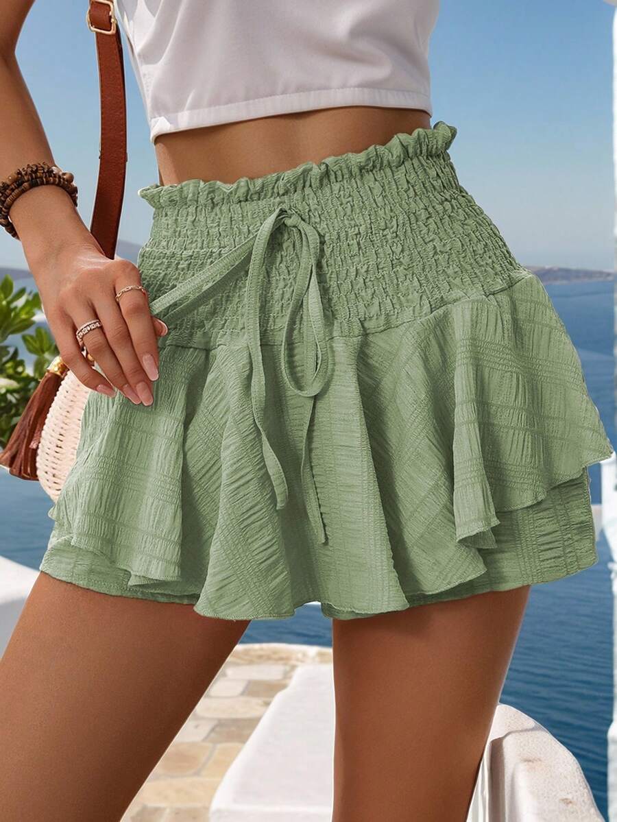 Wandoria Màu thuần Textured Nếp uốn Thắt lưng Quần short Với Ruffled Hem - màu xanh lá - Xem 1