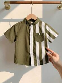 SHEIN Playful Pals 2件組嬰兒男寶寶夏季綠色與白色條紋套裝，休閒立領短袖襯衫與短褲，幼兒男童城市度假穿搭 - 綠色 - 查看 4