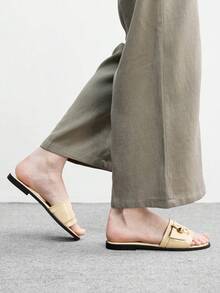 CUCCOO BIZCHIC Giày nữ mùa xuân hè mới, giày sandal đế bằng mũi tròn có khóa trang trí, dép đi biển đế dày chống trượt đa năng cho nữ. - Màu be - Xem 5