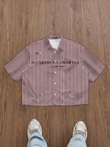 Manfinity Roghcode Camisa corta con estampado de eslogan a rayas para hombre - Rojo - Ver 5