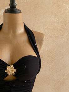 Soleia Blusa feminina casual ajustada com laço no pescoço e detalhes metálicos. - Preto - Ver 5