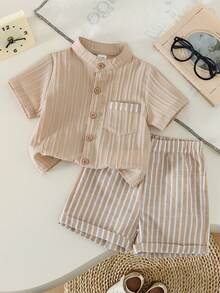 SHEIN Genkimix Kids 2件套宝宝第一个母亲节套装 - 白色条纹短袖衬衫（带领子和口袋），搭配卡其色宽松短裤 - 杏色 - 查看 1