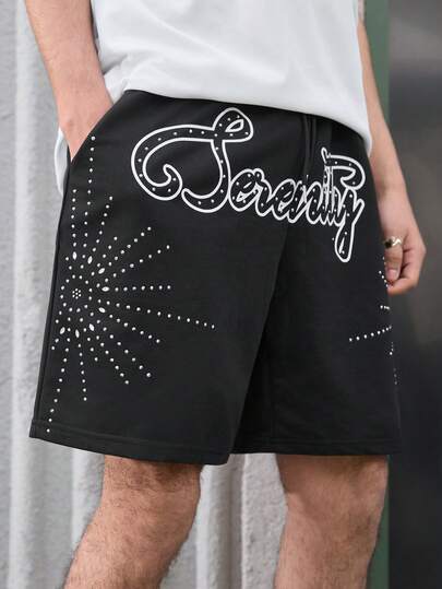 Open Phase 男士休闲短裤，侧边饰有英文“Serenity”字样和水钻装饰，美式街头风格设计