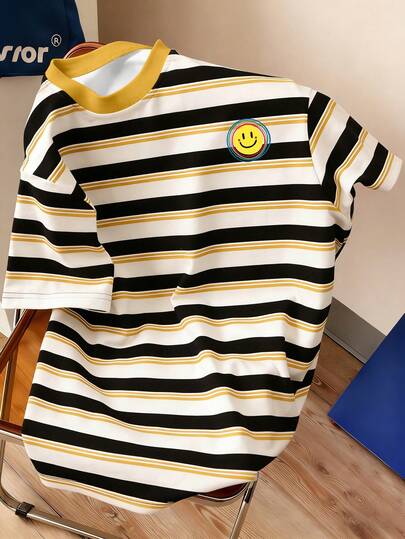 Chillumni 男士夏季复古街头风条纹T恤，黑白黄撞色圆领短袖，休闲宽松版型，适合假日、度假、节日外出穿着，饰有彩虹笑脸刺绣贴片；男士卡通笑脸条纹印花圆领短袖休闲T恤