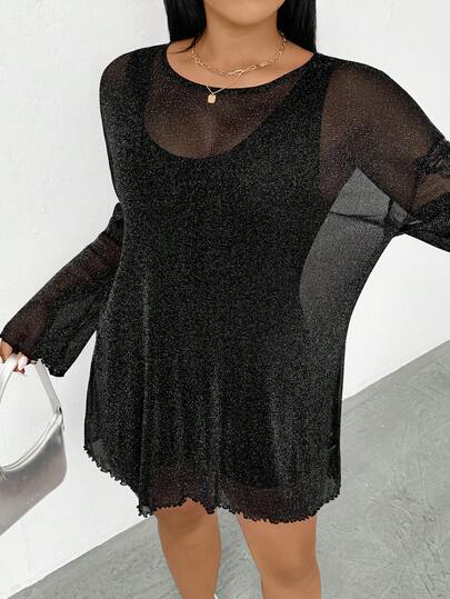 SHEIN Essnce Conjunto de dos piezas de moda casual de primavera/verano para mujer talla grande: mono corto holgado y cómodo negro básico que estiliza, y cubre-todo transparente y brillante de manga larga negra. Ropa de calle, atuendos de verano, prendas Y2K.