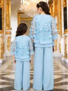 SHEIN 藍色夏季開齋節婚禮 5 歲女孩優雅三件套，3D 花朵透視網紗背心與寬腿褲套裝，修身時尚套裝 - 淺藍色 - 查看 2