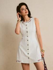 Poéselle 女士花卉刺绣单排扣圆领无袖休闲牛仔连衣裙 - 白色 - 查看 6