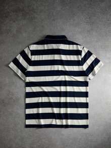 Manfinity Roghcode Camisa polo de talla grande para hombres con bloques de color, rayas y estampado de letras - Azul y blanco - Ver 2